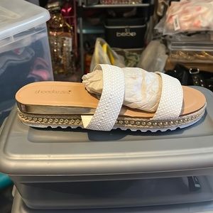 Super cute white shoe dazzle small platform sandals BRAND NEW size 10